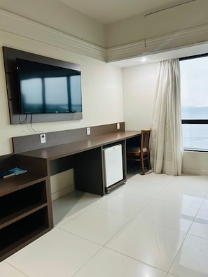 Family Room, River View | Soundproofing, free WiFi - Flat com vista no Tropical Executive (Manaus)