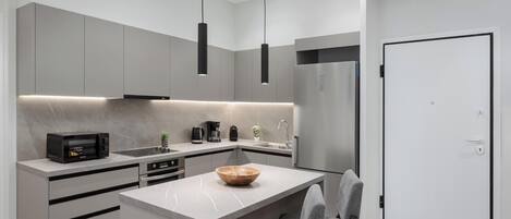 Großer Kühlschrank, Mikrowelle, Ofen, Herdplatte