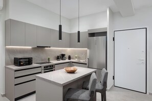 Großer Kühlschrank, Mikrowelle, Ofen, Herdplatte