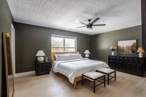 3 slaapkamers, een bureau, een strijkplank/strijkijzer, reisbedje