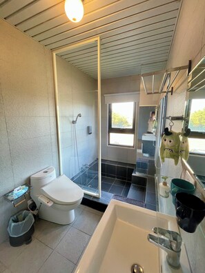 Klassieke tweepersoonskamer, niet-roken, uitzicht op bergen | Badkamer | Gratis toiletartikelen, een haardroger, handdoeken, zeep