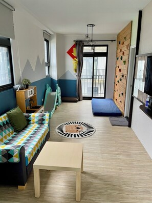 Familie vierpersoonskamer, meerdere bedden, niet-roken, uitzicht op bergen | Verduisterende gordijnen