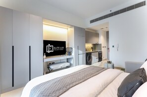 Room - Elite LUX Holiday Homes - Modern Studio in MAG City Dubai (Dubai)