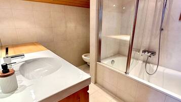 Nhà gỗ | 6 phòng ngủ, khu vực làm việc phù hợp cho laptop