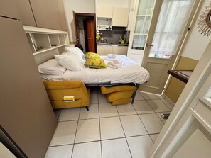 Een strijkplank/strijkijzer, gratis wifi, beddengoed