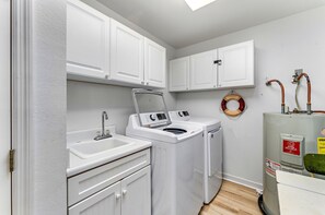 Interior - Sea You Soon - Bay View, Pet Friendly! (Eastpoint)