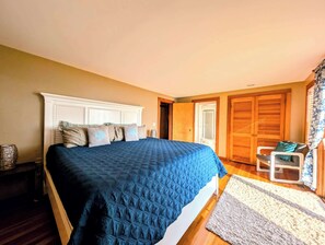 3 bedrooms, desk, iron/ironing board, WiFi - Oceanfront Cottage w/ Private Beach & Stunning Views (Hancock)