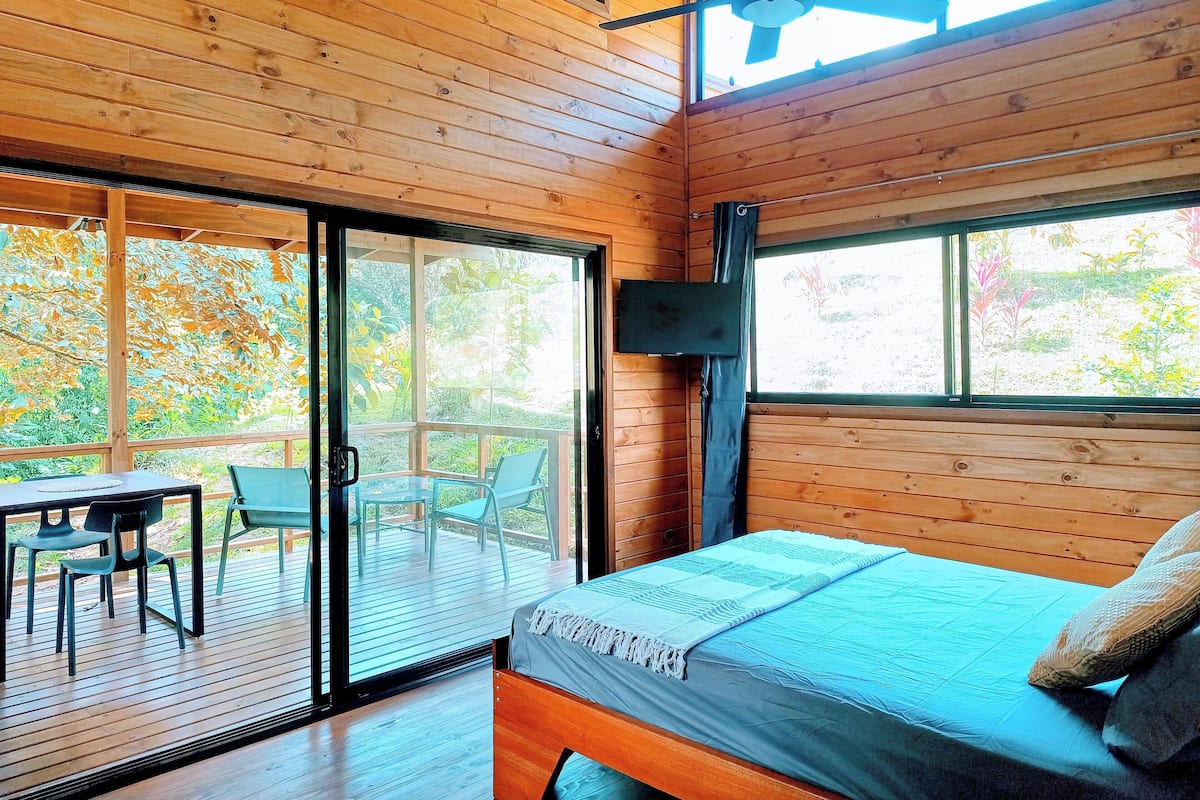 Standaard cottage, 1 queensize bed, uitzicht op rivier | 1 slaapkamer, een laptopwerkplek, gratis wifi