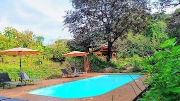 Piscina all'aperto, ombrelloni da piscina, lettini