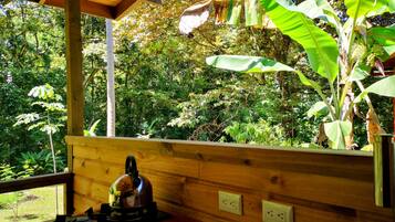 Cottage Supérieur, 1 grand lit et 1 canapé-lit, vue fleuve | Enceinte de l’hébergement
