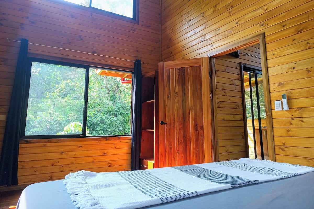 Superior cottage, 1 queensize bed met slaapbank, uitzicht op rivier | 1 slaapkamer, een laptopwerkplek, gratis wifi