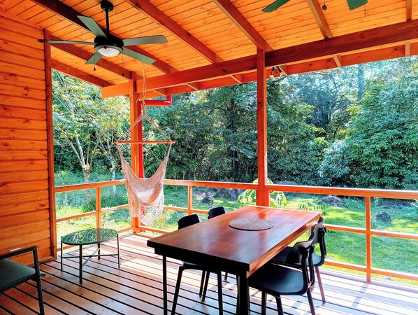 Superior-Ferienhaus, 1 Queen-Bett und Schlafsofa, Flussblick | Terrasse/Patio