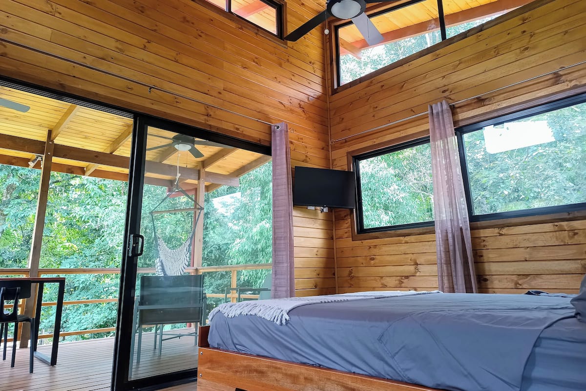 Standaard cottage, 1 queensize bed, uitzicht op rivier | 1 slaapkamer, een laptopwerkplek, gratis wifi