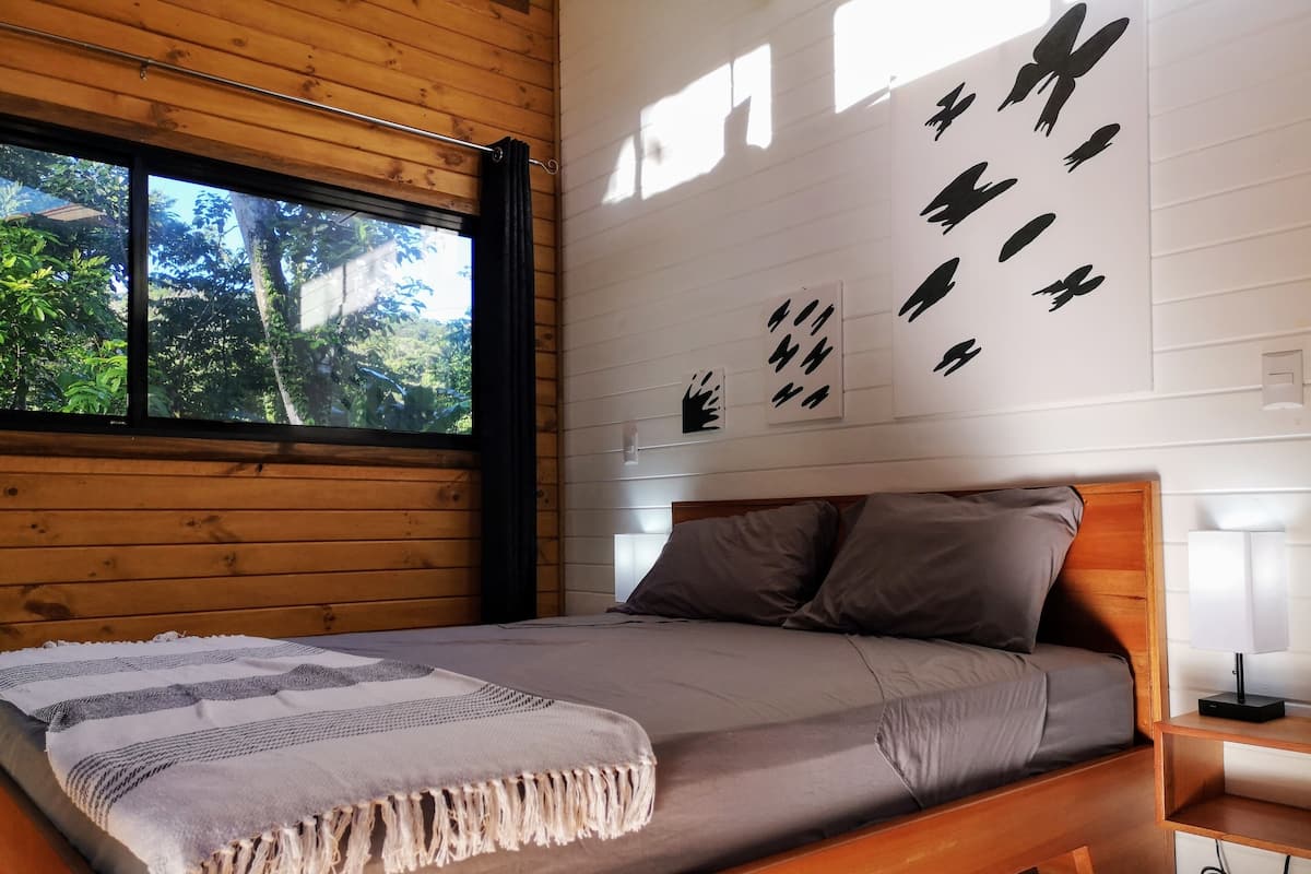 Standaard cottage, 1 queensize bed, uitzicht op rivier | 1 slaapkamer, een laptopwerkplek, gratis wifi