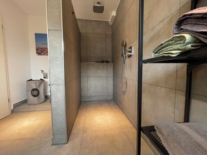 Douche, sĂšche-cheveux, serviettes fournies, papier toilette