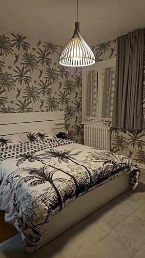 2 slaapkamers, een bureau, een strijkplank/strijkijzer, reisbedje