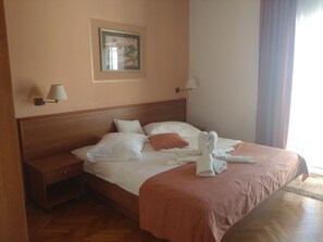 9 bedrooms, WiFi, bed sheets - Room with breakfast and boat mooring (Barbat)