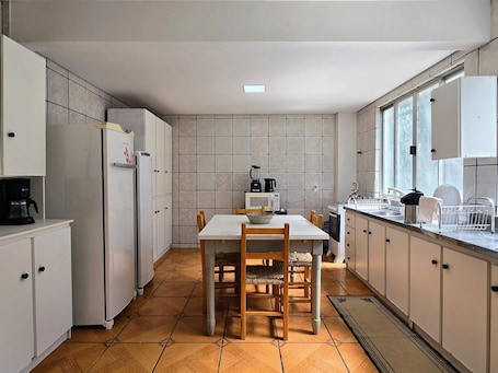 Refrigerador con freezer, microondas, horno, licuadora