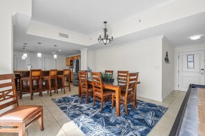 Apartment, 4 Schlafzimmer, Meerblick (1502) | Essbereich im Zimmer