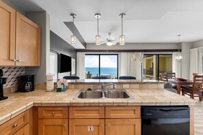 Microondas, placa de cocina, cafetera/tetera, utensilios de cocina