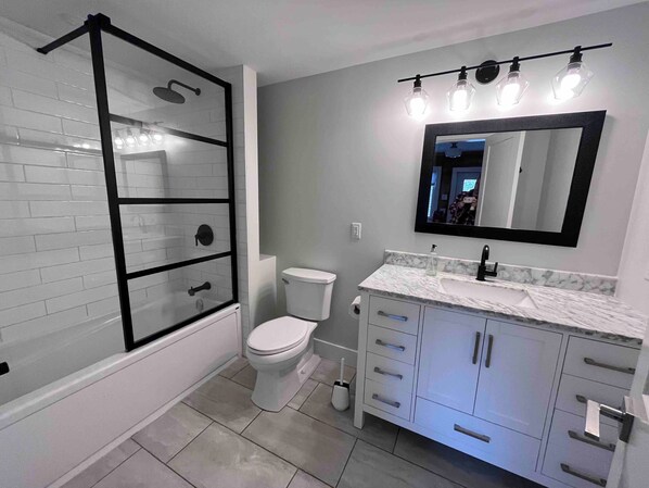 Sèche-cheveux, serviettes fournies, savon, papier toilette