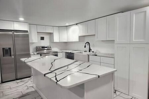 Een koelkast, een microgolfoven, een oven, een kookplaat