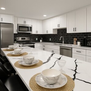 Een koelkast, een microgolfoven, een oven, een kookplaat