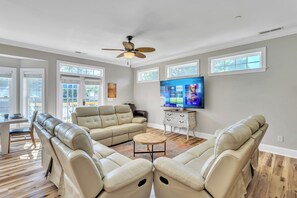 Peis, DVD-spiller, fotballspill og bordtennis