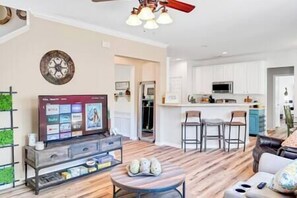 Fernseher, Kamin, DVD-Player, Tischtennisplatte