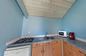 Kühlschrank, Mikrowelle, Herdplatte, Geschirrspüler