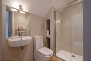 Bathroom - Ocean Breeze - Four Bedroom House, Sleeps 8 (Woolacombe)