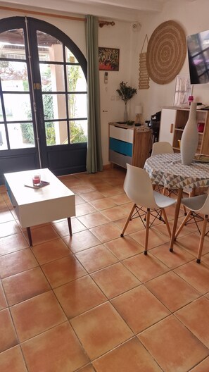 Dining - Very pretty, comfortable gîte at the foot of the Alpilles mountains (Mouriès)