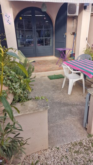 Outdoor dining - Very pretty, comfortable gîte at the foot of the Alpilles mountains (Mouriès)