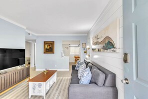 Smart TV - LUXURY VILLA IN SOUTH FOREST BEACH, WALK TO BEACH & POOL, NEAR GOLF HILTON HEAD (Hilton Head Island)