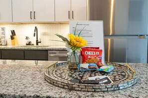 Private kitchen - Luxury Apartment Uptonw Wi-Fi Gym 233 (Charlotte)