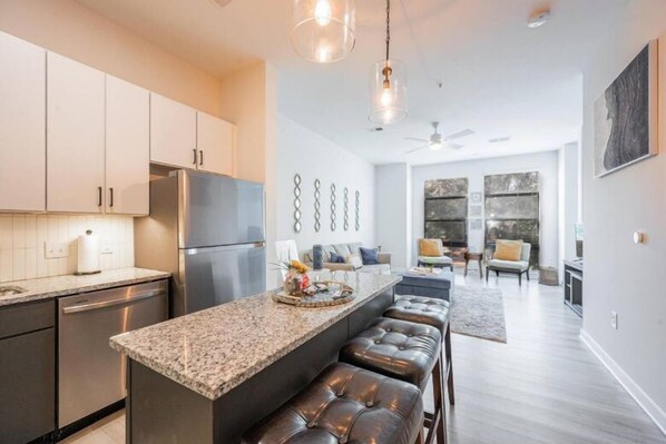 2 bedrooms, iron/ironing board, free WiFi - Luxury Apartment Uptonw Wi-Fi Gym 233 (Charlotte)