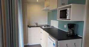 Køleskab, mikrobølgeovn, kogeplade