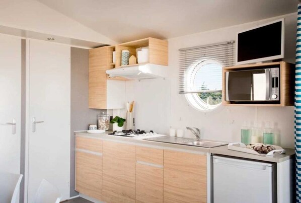 Refrigerador, microondas y parrilla de estufa 