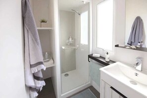 Bathroom - ZEcamping 4 étoiles familial parc aquatique sauna locatif TV BBQ 27m2 (Saint-Lunaire)