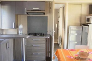 KĂŒhlschrank, Mikrowelle, Herdplatte