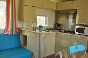 Frigorifero, microonde, piano cottura