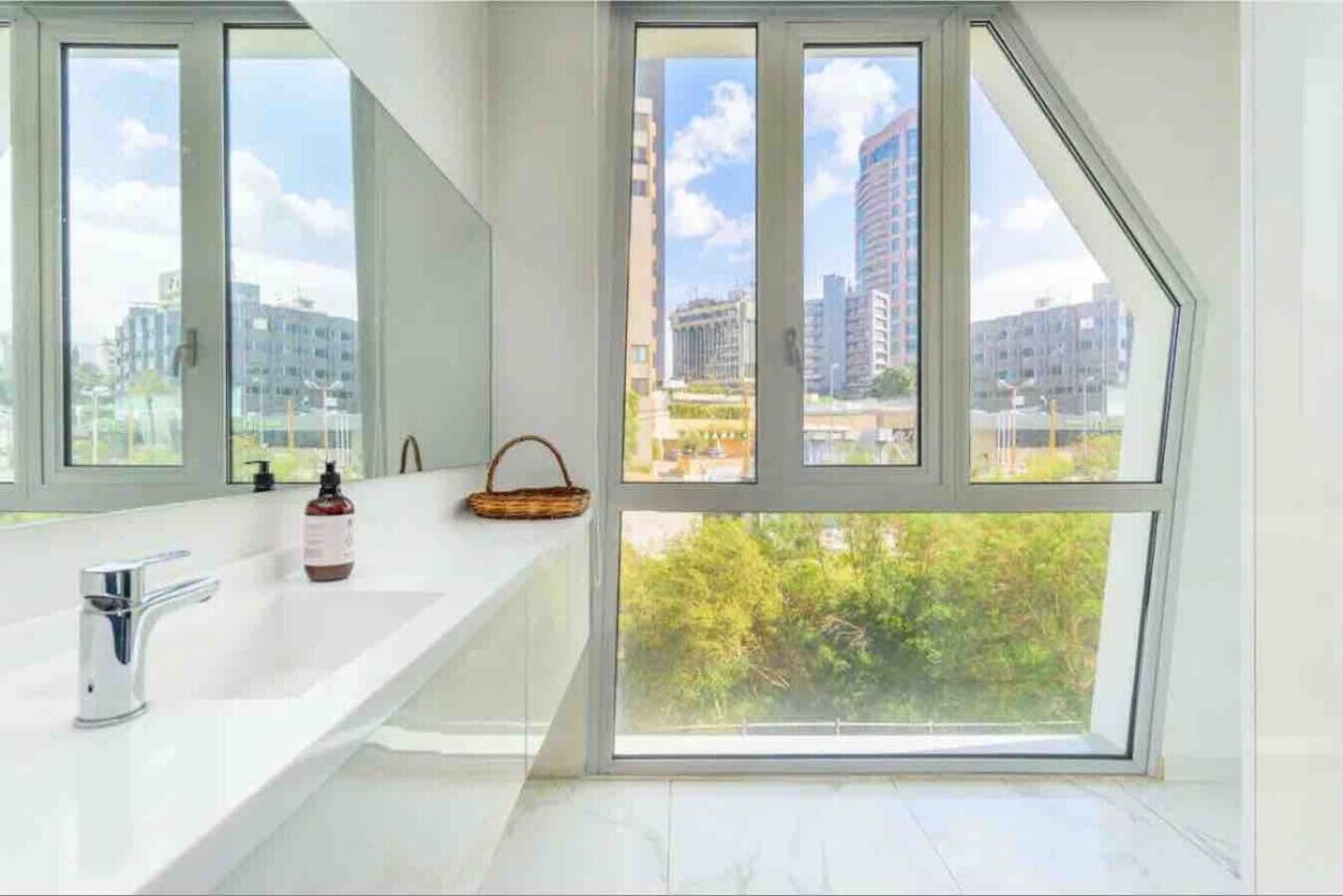 Cube 7 L | Kamar mandi | Pancuran hujan, pengering rambut, handuk, dan sabun