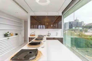 Cube 7 L | مطبخ خاص | ثلاجة/مجمد بحجم كبير، فرن، موقد طهي مسطح، ماكينة لصنع الإسبريسو