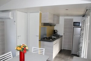 Kjøleskap, mikrobølgeovn og kokeplater