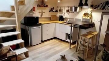 Een koelkast, een microgolfoven, een kookplaat