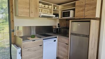 Réfrigérateur, micro-ondes, plaque de cuisson, lave-vaisselle