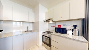 Réfrigérateur, micro-ondes, four, plaque de cuisson