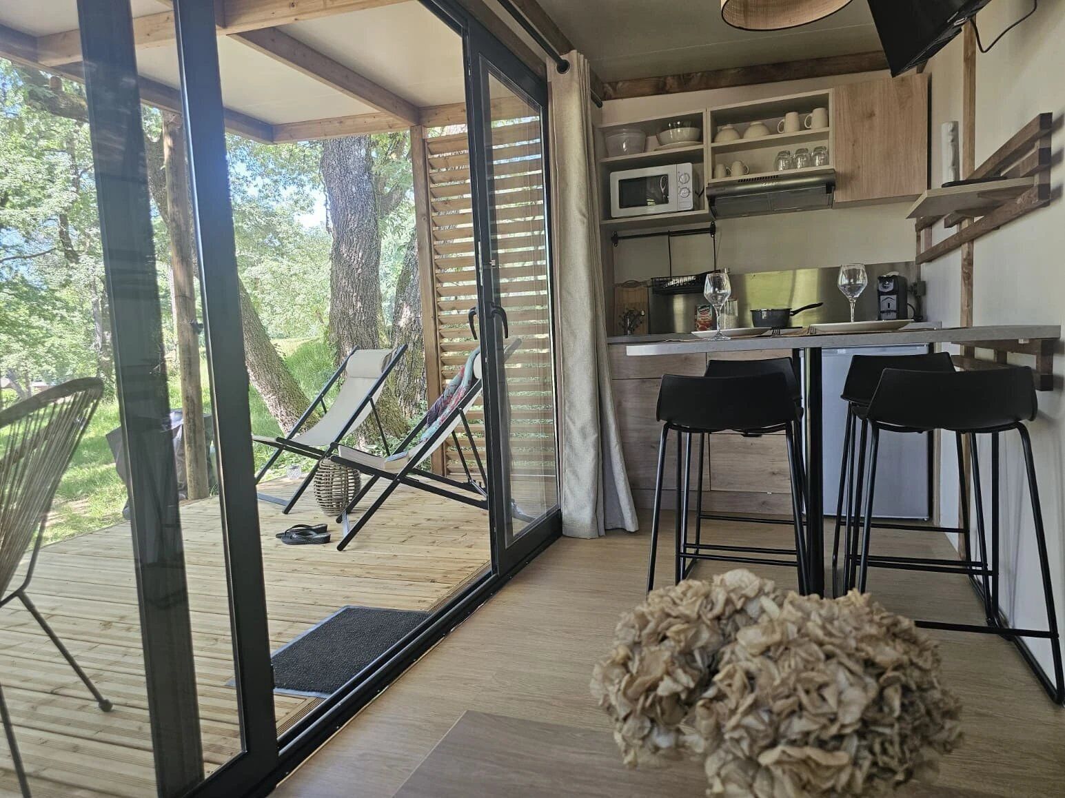 Een koelkast, een magnetron, een kookplaat