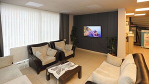 Lobby sitting area - Özsoy Otel (Edremit)