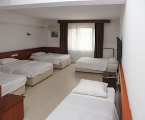 Tabla de planchar con plancha, wifi gratis y ropa de cama